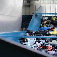 Déchargement de tonnes de déchets textiles prêts à être triés