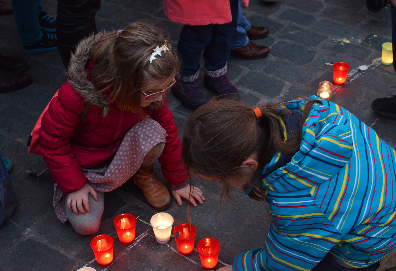 Des enfants contemplent les bougies