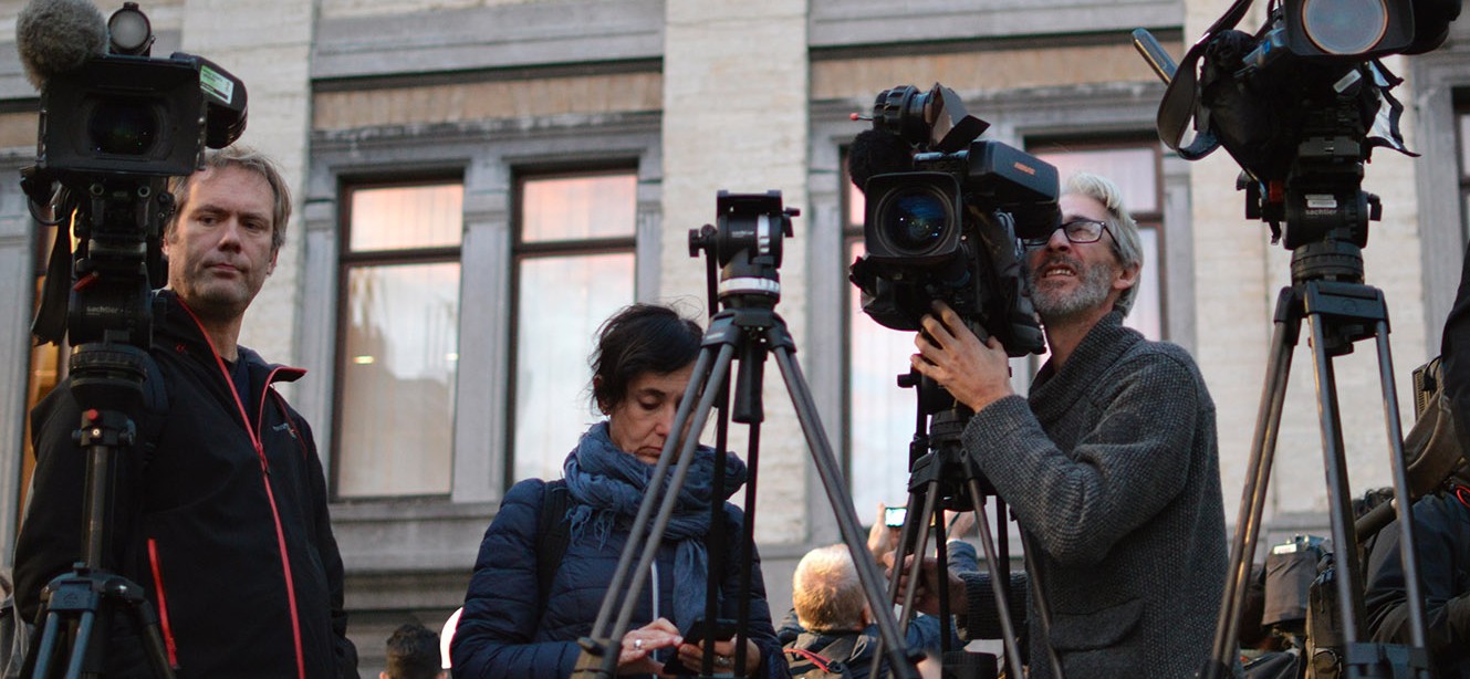 Des journalistes sur la place communale