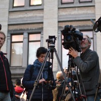 Des journalistes sur la place communale