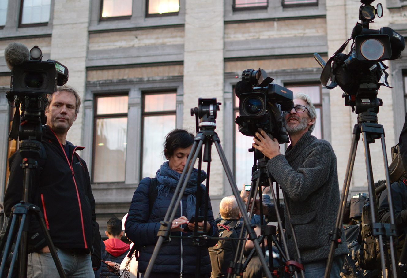 Des journalistes sur la place communale