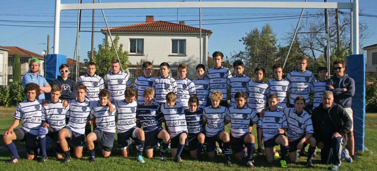 photo d'une équipe de rugby devant les poteaux d'en-but