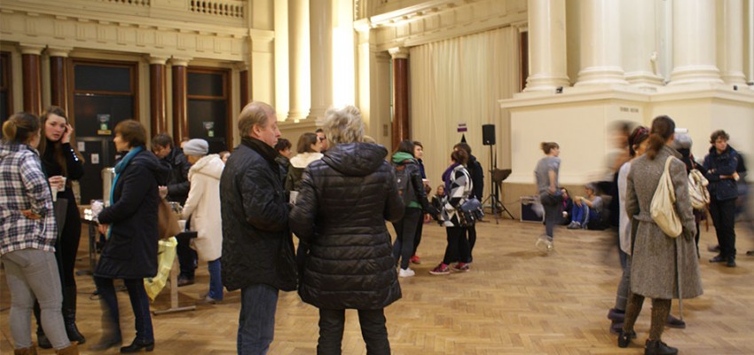 Les participants discutent en plein cœur du bâtiment de la Bourse