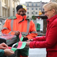 Karine Lalieux, inaugure les 18 poubelles intelligentes sur le piétonnier de Bruxelles.