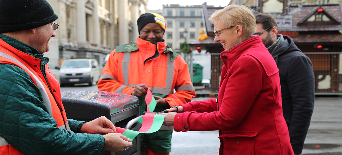 Karine Lalieux, inaugure les 18 poubelles intelligentes sur le piétonnier de Bruxelles.