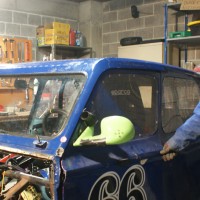 un étudiant répare la 2CV