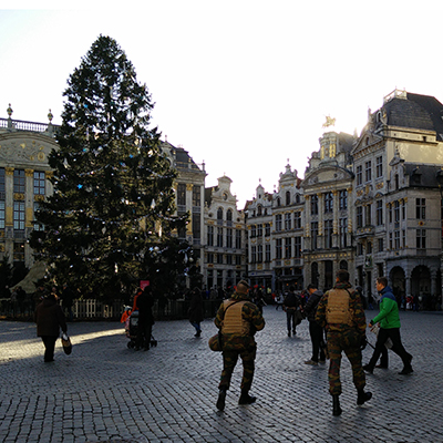 Le sapin de Noël trône sur la Grand Place, surveillée par des militaires