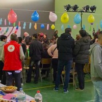 Des hommes et femmes réfugiés dans une salle de gym.