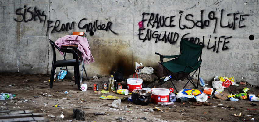 Chaises installées à l'entrée du camp des migrants de Calais