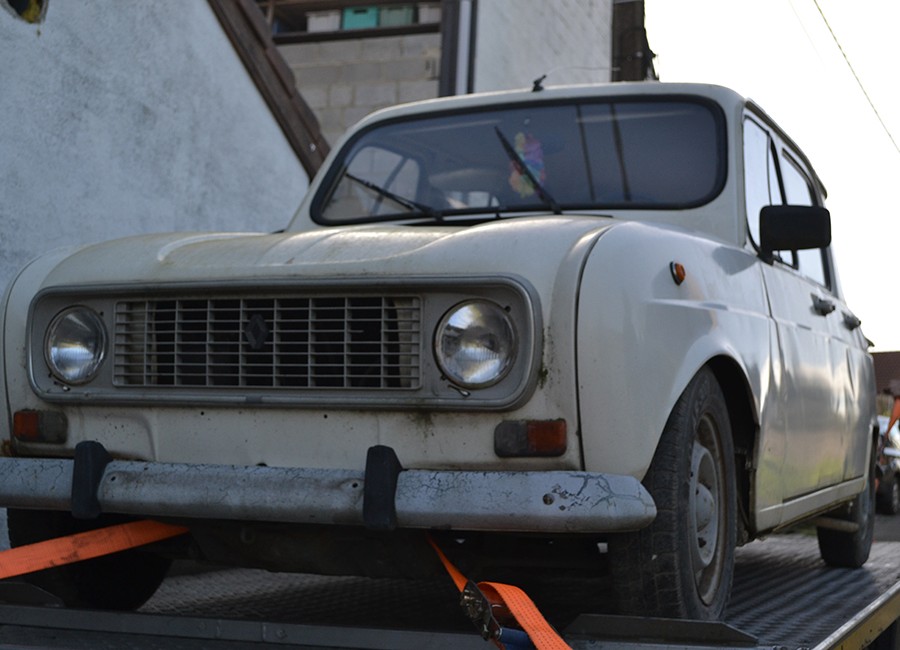 Renault 4L sur une remorque