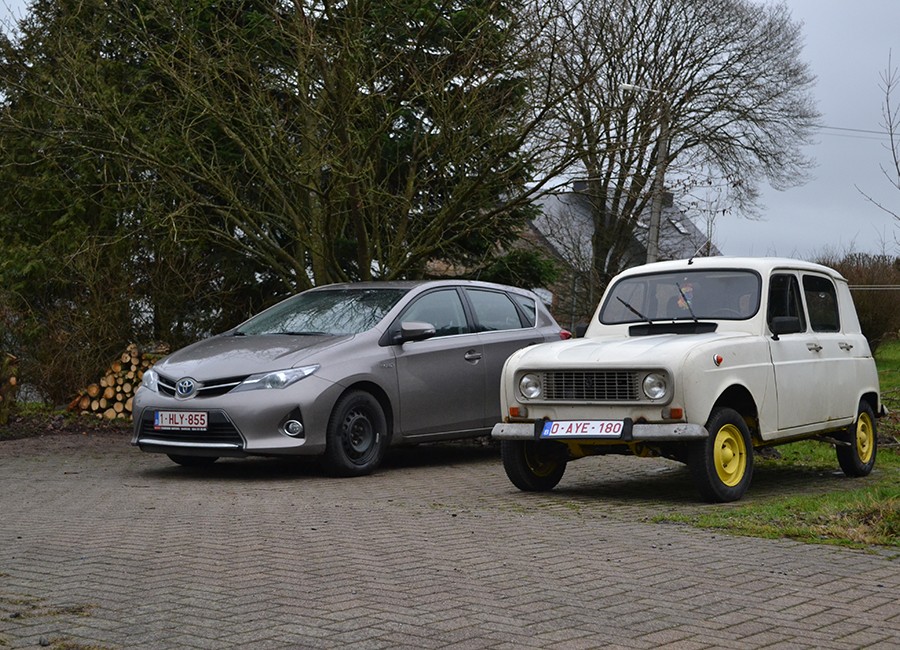 Renault 4L à côté d'une Toyota