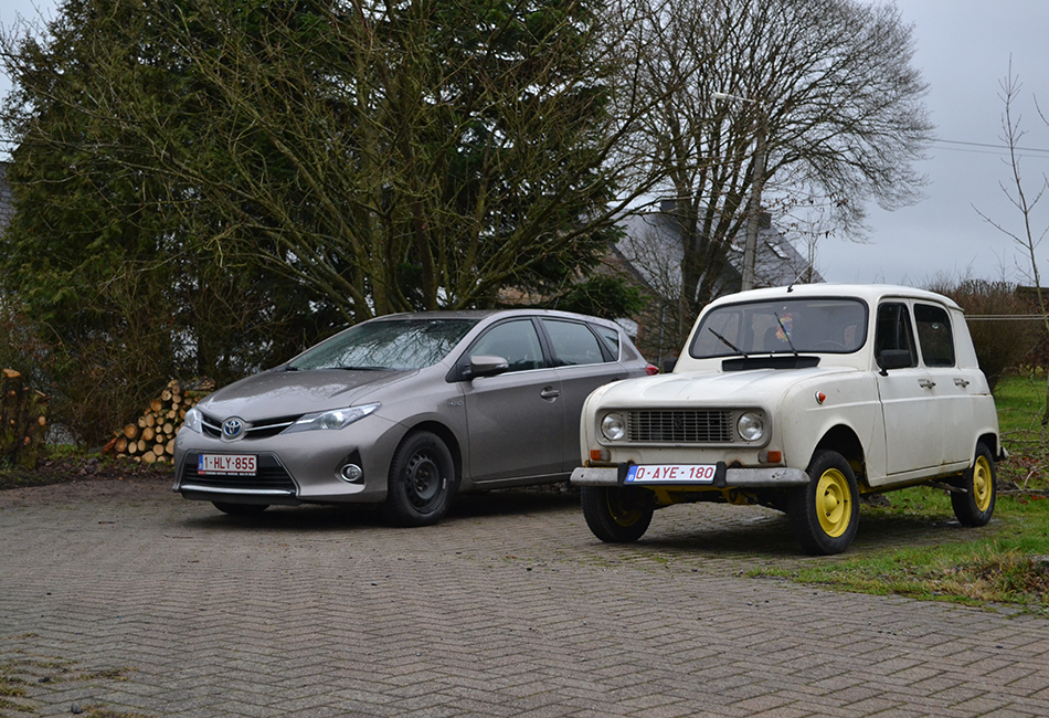Renault 4L à côté d'une Toyota