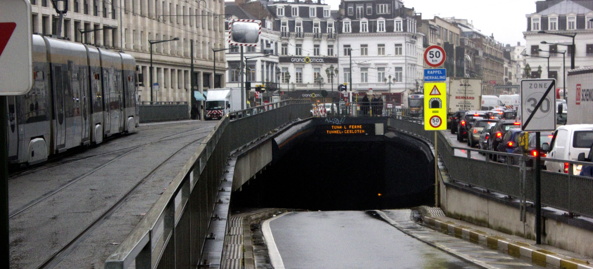 Entrée du tunnel Stéphanie avec un affichage "fermé"