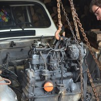 On répare les Renault 4 en vue du 4L Trophy