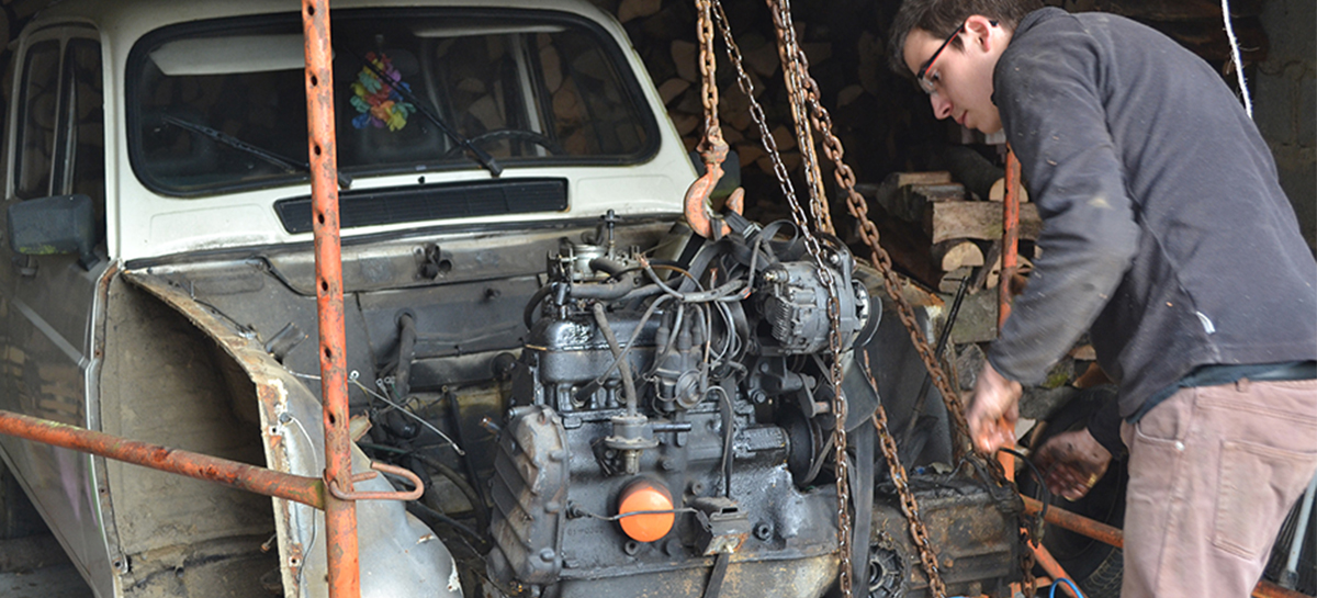 On répare les Renault 4 en vue du 4L Trophy