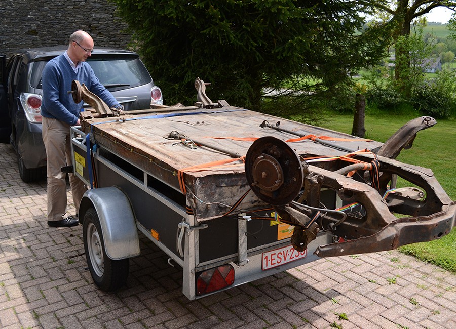 Un châssis de Renault 4L est déposé sur une remorque