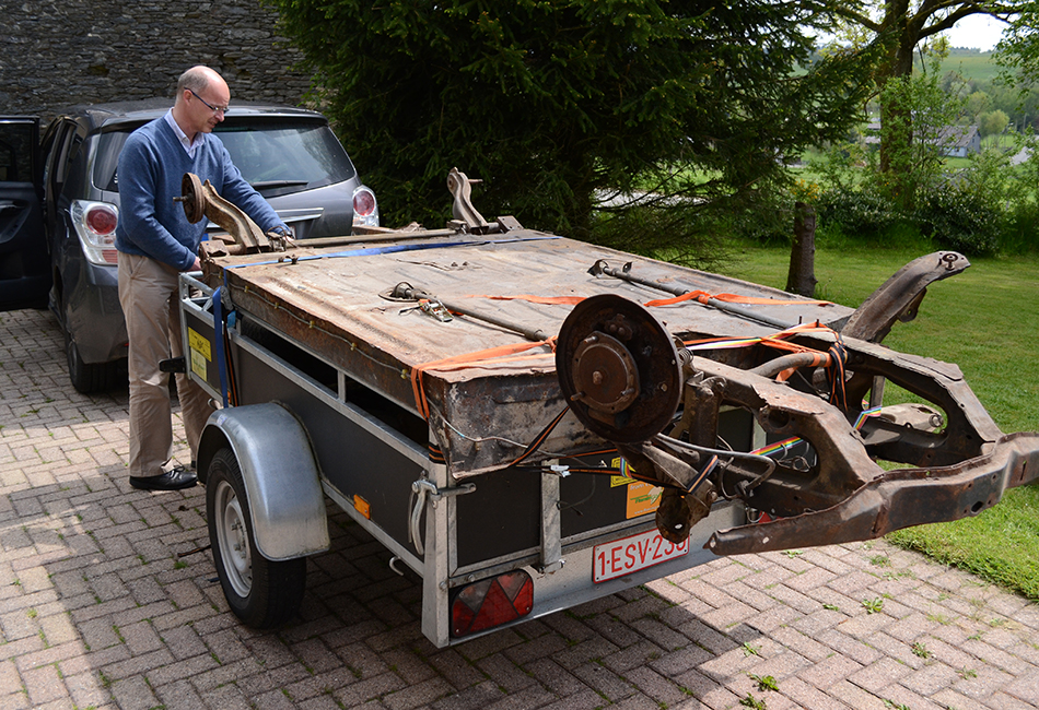 Un châssis de Renault 4L est déposé sur une remorque