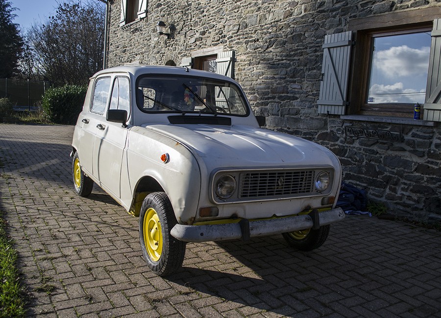 Renault 4L dans une allée