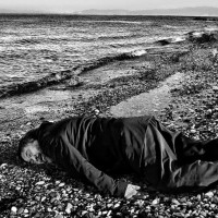 L'artiste se met en scène sur une plage d'une îles grecque.