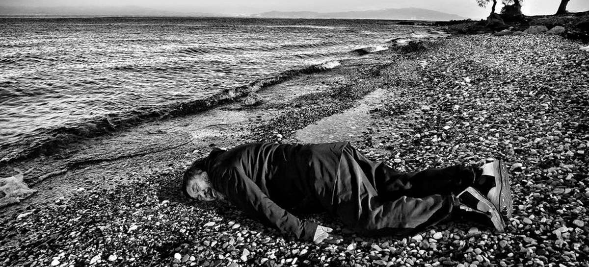 L'artiste se met en scène sur une plage d'une îles grecque.