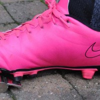 Chaussure de foot écrasant un sifflet