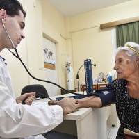 Consultation dans le bureau d'un médecin grec.