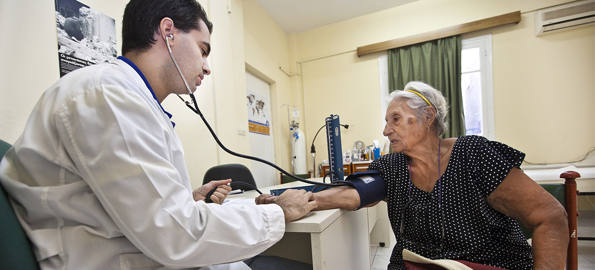 Consultation dans le bureau d'un médecin grec.