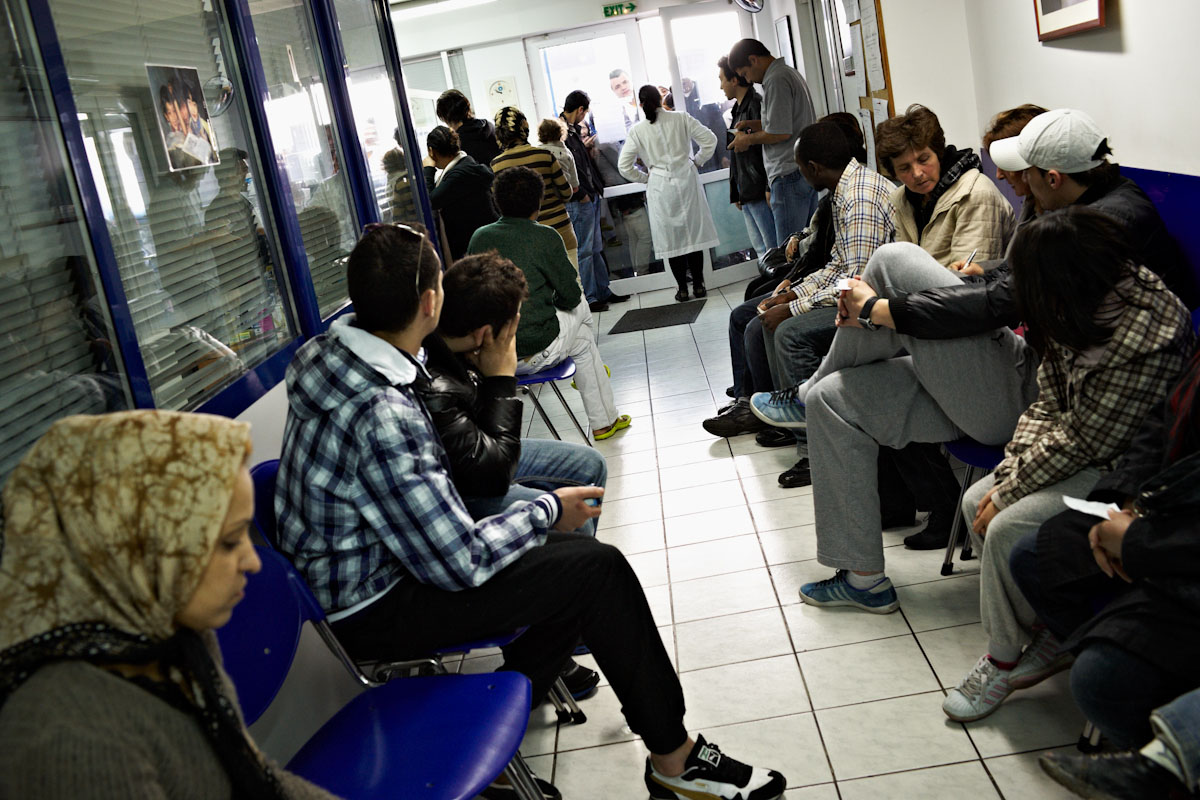 Salle d'attente bondée dans une clinique grecque.