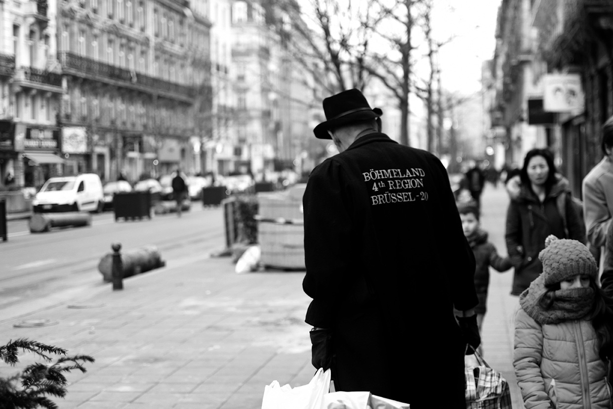 Un homme marche dans une rue de Bruxelles.
