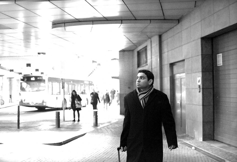 Un homme marche à la gare de Bruxelles-Midi.
