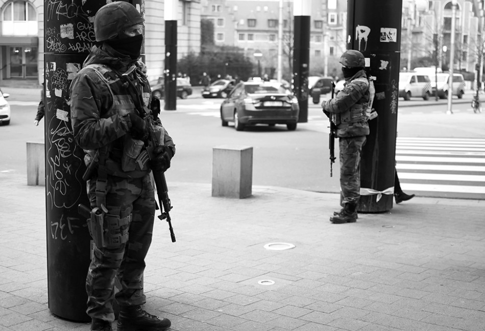 Deux militaires sont devant la gare de Bruxelles-Central.