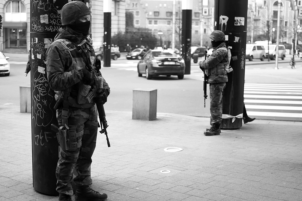 Deux militaires sont devant la gare de Bruxelles-Central.