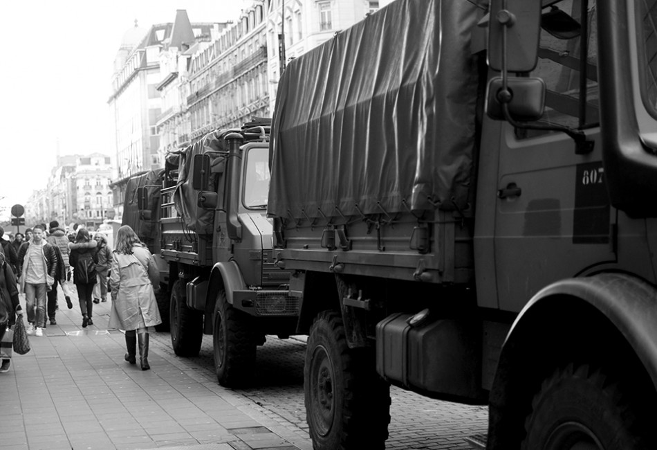 Des camions de militaires sont dans la rue du Boulevard Anspach.