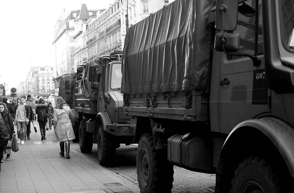 Des camions de militaires sont dans la rue du Boulevard Anspach.