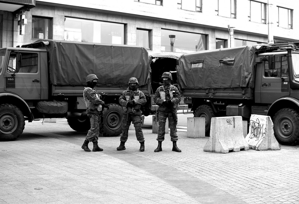 Trois militaires sont devant leur camion à la gare de Bruxelles-Central.