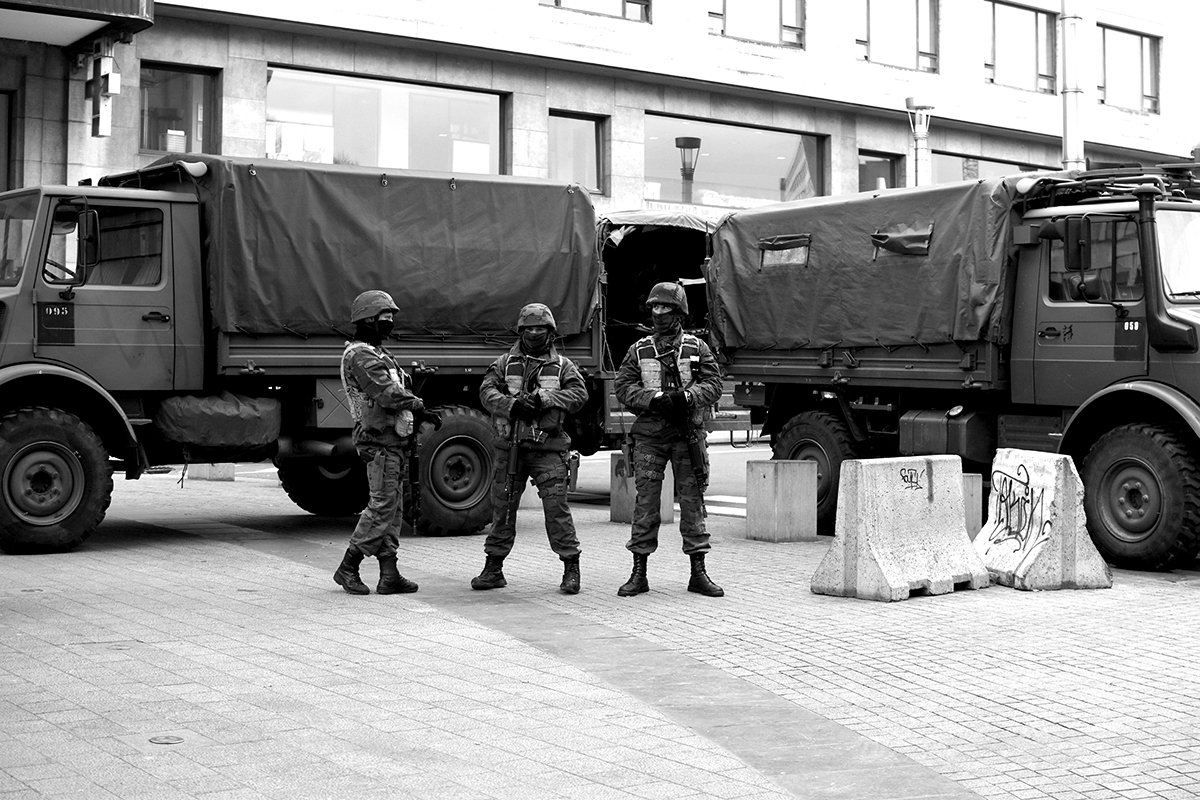 Trois militaires sont devant leur camion à la gare de Bruxelles-Central.