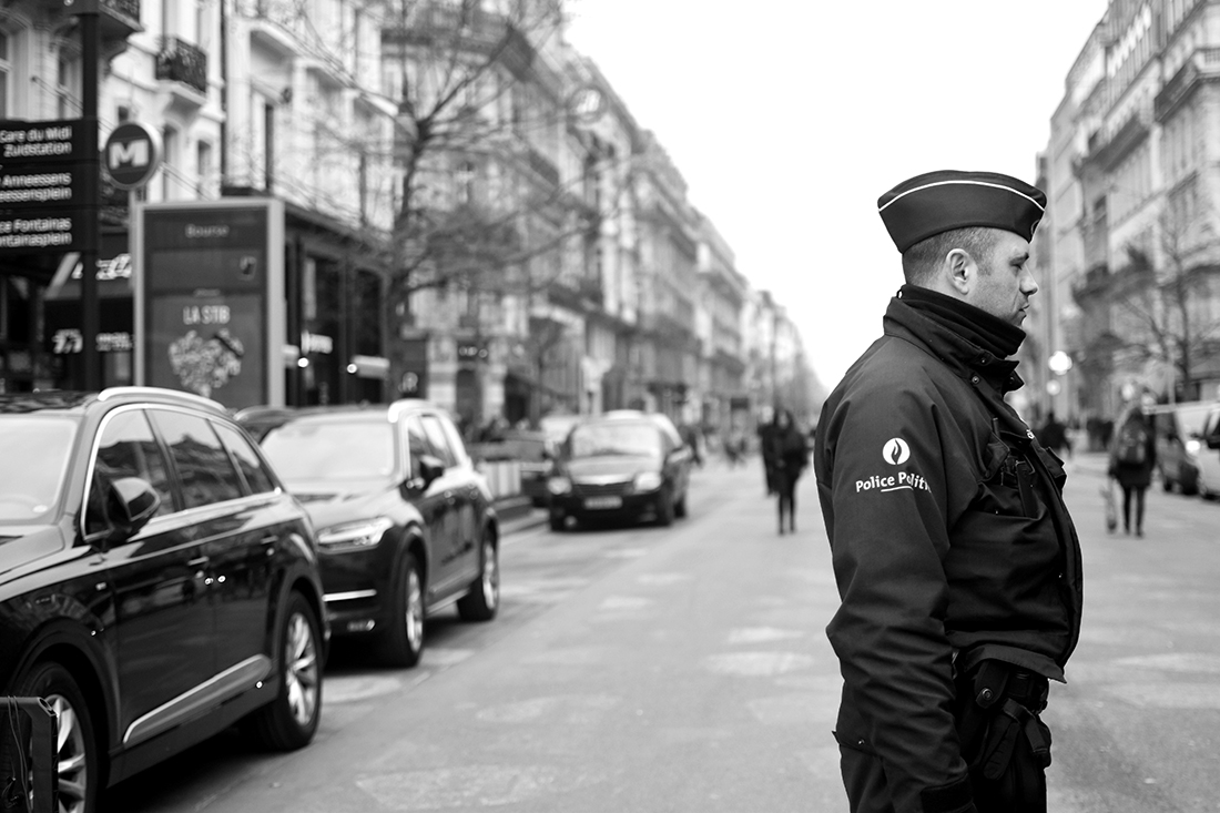 Un policien est au milieu de la rue du Boulevard Anspach.