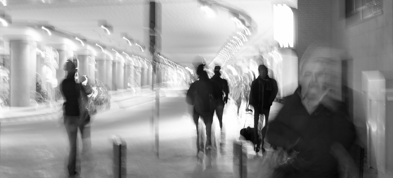 Des gens marchent le long de la gare de Bruxelles-Midi.