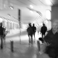 Des gens marchent le long de la gare de Bruxelles-Midi.