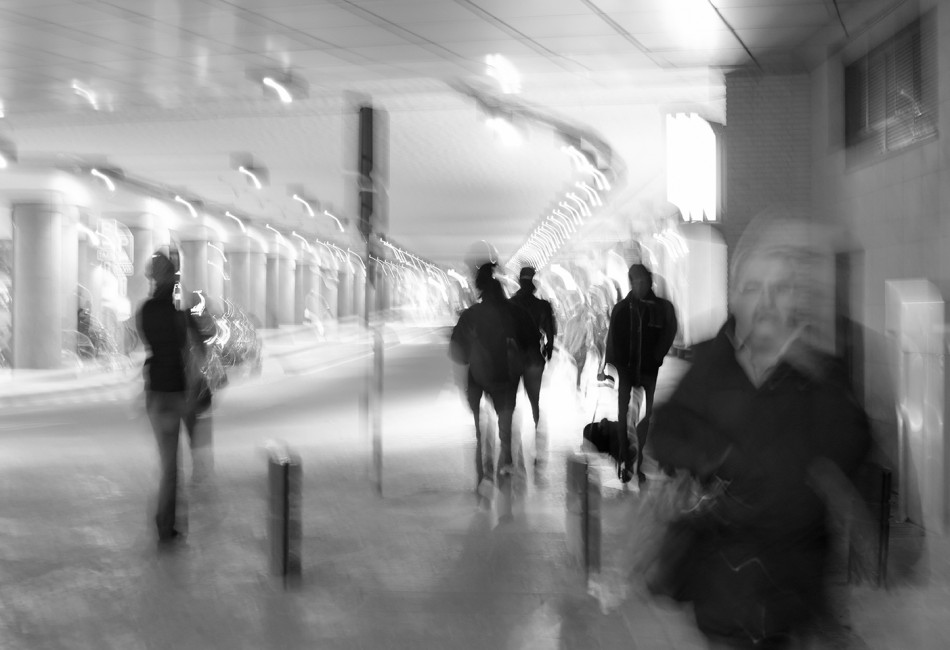 Des gens marchent le long de la gare de Bruxelles-Midi.