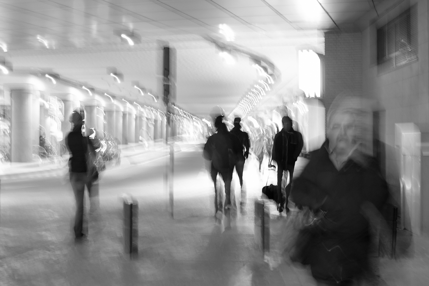 Des gens marchent le long de la gare de Bruxelles-Midi.