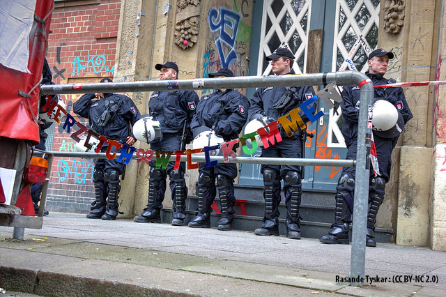 Policiers et réfugiés