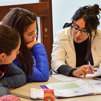 Sirine et Chainese sont en première année secondaire dans l'enseignement néerlandophone. Ajar, étudiante à l'université, les aide pour combler leurs lacunes en grammaire.