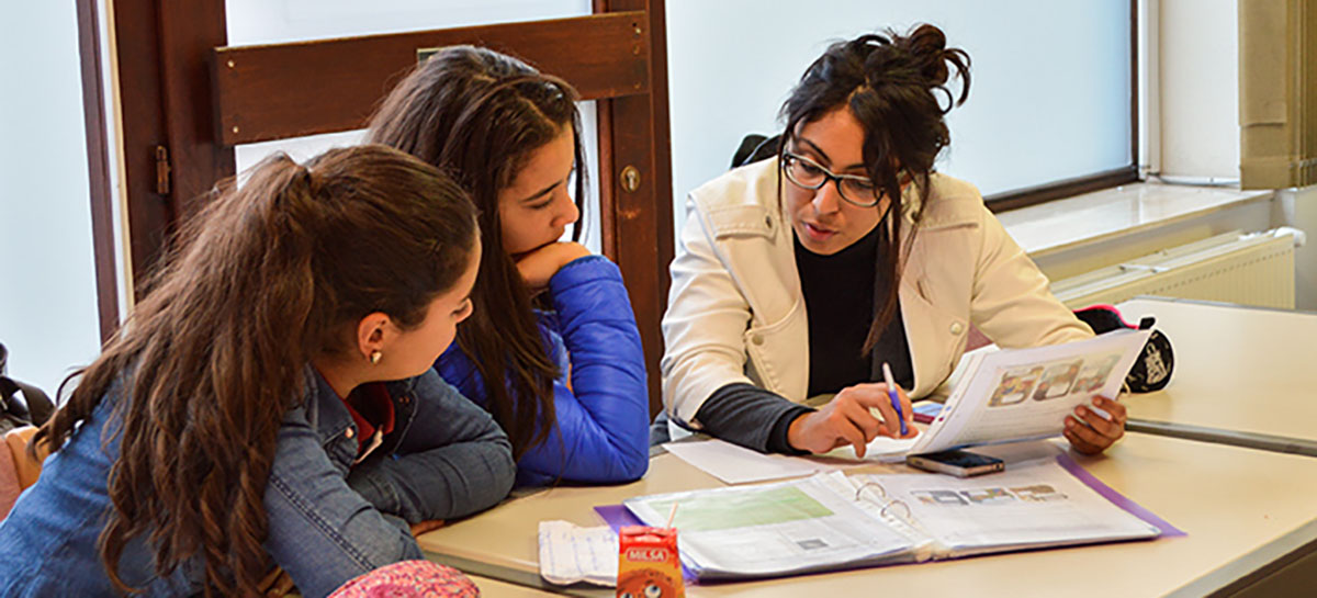 Sirine et Chainese sont en première année secondaire dans l'enseignement néerlandophone. Ajar, étudiante à l'université, les aide pour combler leurs lacunes en grammaire.