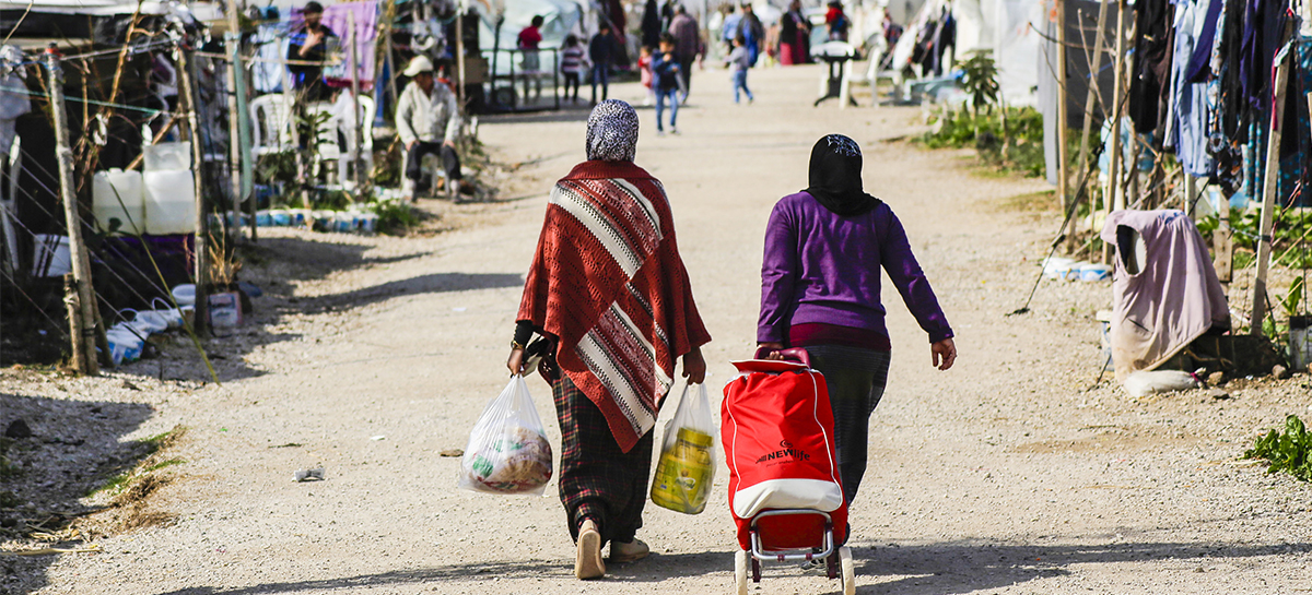 Deux femmes réfugiées dans un camp