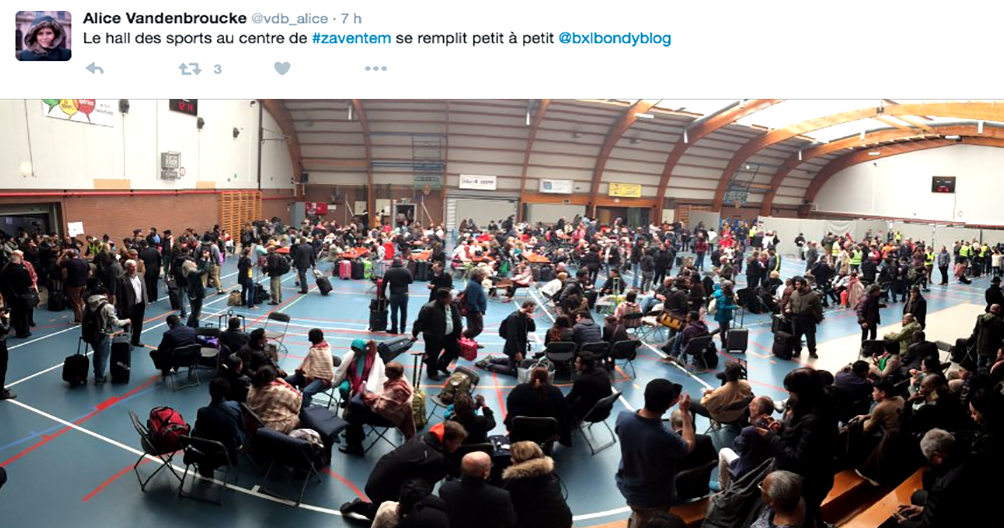 Une foule de personnes est dans la hall des sports à Zaventem.