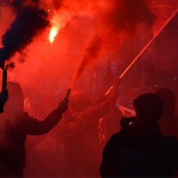 Des manifestants brandissant des fumigènes