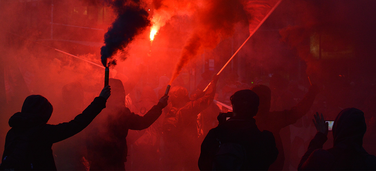 Des manifestants brandissant des fumigènes