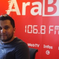 Darrez derrière l'un des nombreux micros de radio Arabel