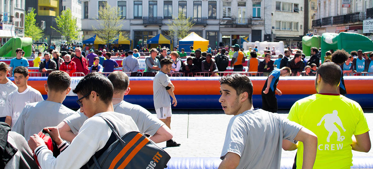 Les jeunes jouent au foot de rue